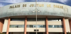Pour intimider sa copine qui voulait le quitter, N. Diouf la menace de divulguer ses photos nues dans leurs familles respectives.