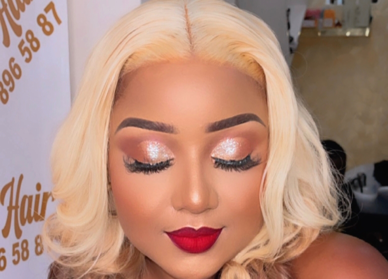 Perruque blonde : Adam Sène toute belle avec son make up à la perfection