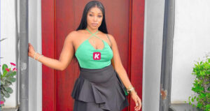 En minijupe et crop top au dos nu,Abidémi Awotale dévoile sa poitrine et ses hanches de fée (Photos)