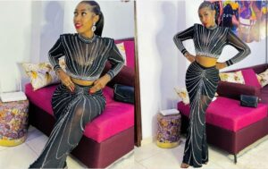 Nouvel an : Tatira hot en crop-top