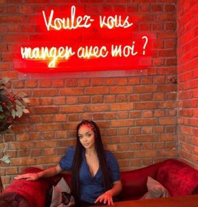 (Photos) – Simple et classe, Seynabou Touré se la coule douce en resto