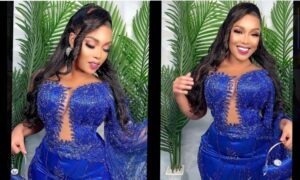 (Photos): Aïcha Koné : L&rsquo;hyper beauté s&rsquo;enrobe en bleu