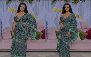 (Photos): Robe bien moulée, Adjia Astou met en avant sa belle pøitrine