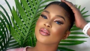 (02 photos) – Lentilles bleues, make up sophistiqué : Zoom sur la beauté de Marichou