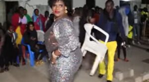 (Vidéo) : Ngoné Ndiaye Gueweul casse la baraque avec son leumbeul osé
