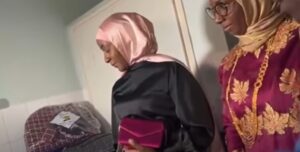(Vidéo) : Lookée en robe noire et sandales à talon rose, la niarel de Sonko très glamour