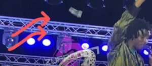 (Vidéo) – Incroyable ! Wally Seck a failli perdre son… sur scène. Regardez la réaction de son fan