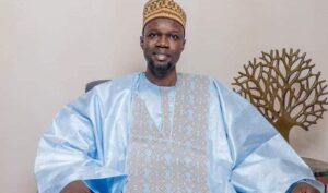 (Photo)-Souriant, élégant dans son bleu ciel, Ousmane Sonko vous dit jumah Mubarak