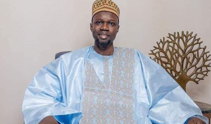 (Photo)-Souriant, élégant dans son bleu ciel, Ousmane Sonko vous dit jumah Mubarak