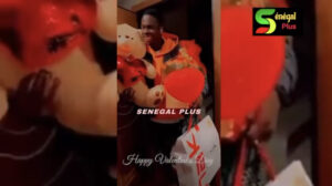 (Vidéo) – Saint Valentin :  Pape Abdou Cissé couvre Marie Louise de cadeaux