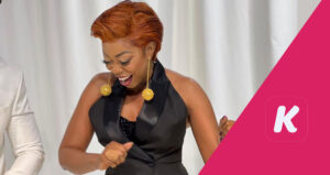 Dans une robe noire style blazer sans manches, Aby Ndour toute éblouissante (Photo)