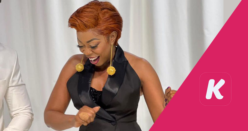 Dans une robe noire style blazer sans manches, Aby Ndour toute éblouissante (Photo)