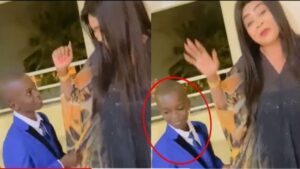 (Vidéo): Devant son fils, Adji Mass dévoile son talent de danseuse