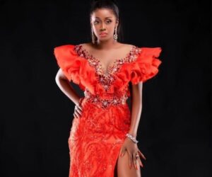 Saint Valentin: Robe rouge bien fendue, Queen Biz souhaite une bonne fête à sa communauté