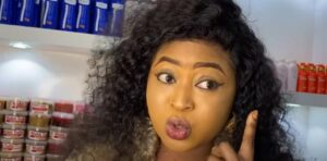 (Vidéo) – Aicha Rassoul descend Mame Ndiaye Savon : « Limouy def yeufou doff la…Diayouma volets diiw lay diay, 1,8 million par jour »