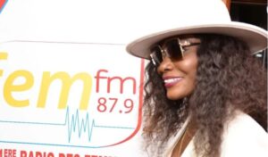 (06 Photos) – De retour au Sénégal, Coumba Gawlo accueillie en grande pompe par ses fans : Emouvant !