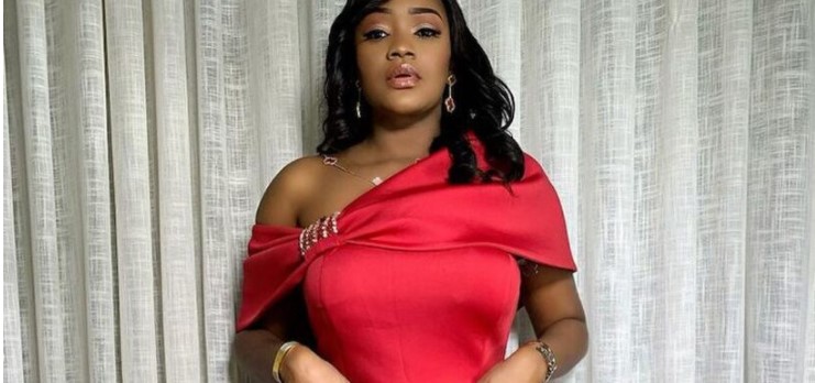 (07 photos) – Anniversaire : Fama Thioune enrobe la température en rouge chic