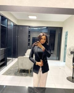 (03 photos) : Fanta, la princesse de Titi, décontractée en look working girl