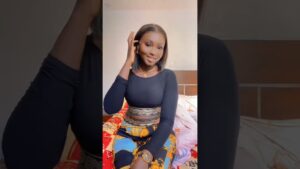 En crop-top, l&rsquo;actrice Mariétou se déchaîne sur la chanson de Jeeba