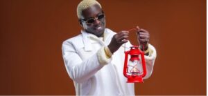 (03 photos) – Ngaaka Blindé : Le look blanc-rouge qui l&rsquo;illumine