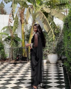 (05 photos) – Salma superbe en total look noir