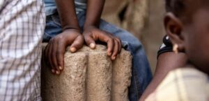 Mariée à l&rsquo;âge de 15 ans, elle perd son fils de 14 ans dans des conditions atroces. Les causes!(Audio)