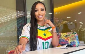 Arrêt sur image: Zeyna Ndour aperçue au stade Abdoulaye Wade pour supporter son…