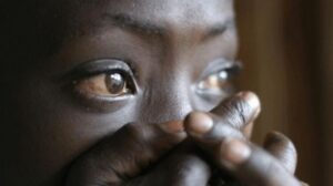 Une mineure s@ute du balcon pour échapper à un vi0l : Récit d&rsquo;une histoire troublante