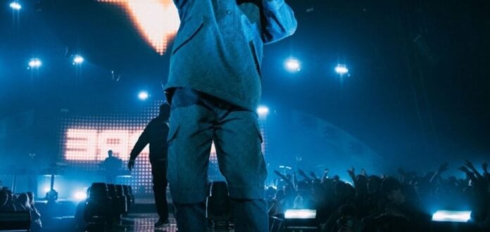 Un célèbre rappeur s’effondre en plein concert et décède sur scène
