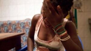 Une dispute entre deux filles vire au drame: Le garçon qui était venu pour les séparer, a été poign@rdé à mort