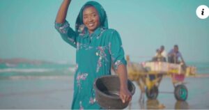 (Clip officiel): Bouba Niang se met dans la peau de Youssou Ndour et chante les Femmes.