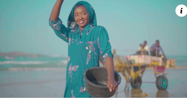 (Clip officiel): Bouba Niang se met dans la peau de Youssou Ndour et chante les Femmes.