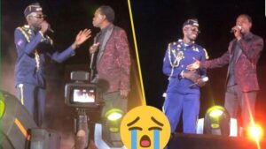 Chanté par Baba Maal, Ngaaka Blindé inconsolable sur scène.
