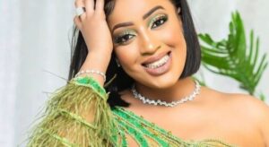 (02 photos) : L&rsquo;actrice Betty pimpante en robe vert décolletée