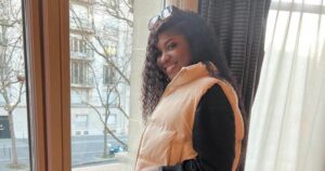 (02 photos) : Stylée en bombers, Mia Guissé prend du bon temps en France