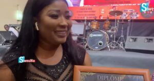 (Vidéo) – L&rsquo;actrice Ndeye Ndiaye reçoit une distinction comme femme leader