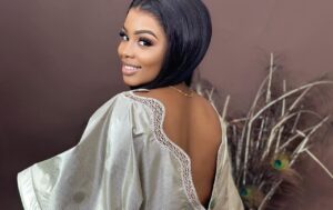 Korité 2024 – Décolleté vertigineux : Dieyna Baldé belle de dos, de face et de profil 