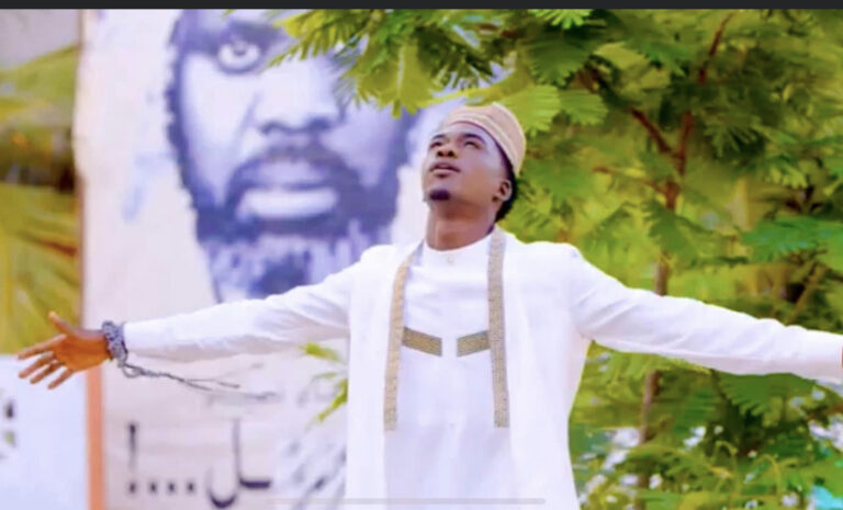 (Vidéo) –Ame Pro distribue des Ndogou dans les rues de Pikine.