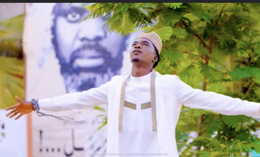 (Vidéo) –Ame Pro distribue des Ndogou dans les rues de Pikine.