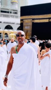 Arrêt sur image : L&rsquo;animateur Cheikh Sarr a effectué son Oumra à La Mecque