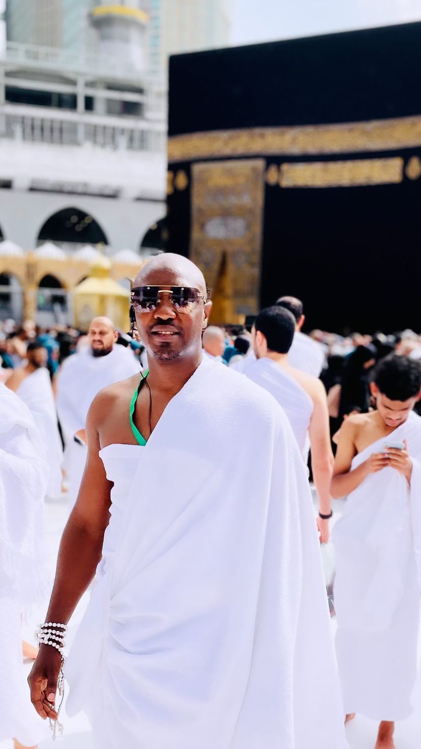 Arrêt sur image : L’animateur Cheikh Sarr a effectué son Oumra à La Mecque