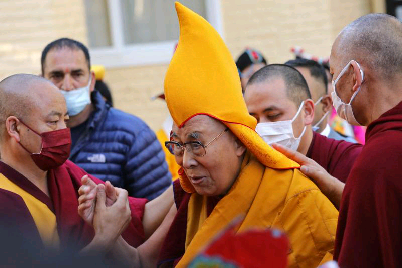 « Je regrette », le Dalaï Lama après avoir demandé à un enfant de sucer sa langue