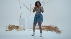  Clip officiel ) – Mia Guisse surprend ses fan’s avec une magnifique vidéo, « Gën Leen Paré ».