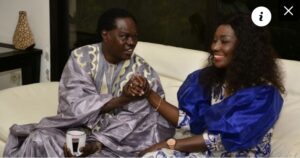 (Vidéo) – Coumba Gawlo très émue par la visite de Baba Maal Chez elle.