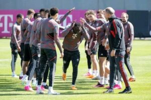 (Photos) – Anniversaire de Sadio Mané : Ses coéquipiers lui donnent des coups comme cadeaux.
