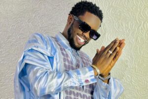 (Photos)-Korité 2023 – Bass Thioung émerveille la fête avec son grand-boubou à lui chiper.