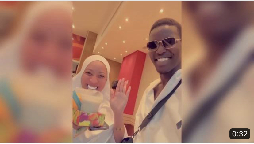 (Vidéo) : De retour de La Mecque, Zeyna Ndour garde toujours son Hijab