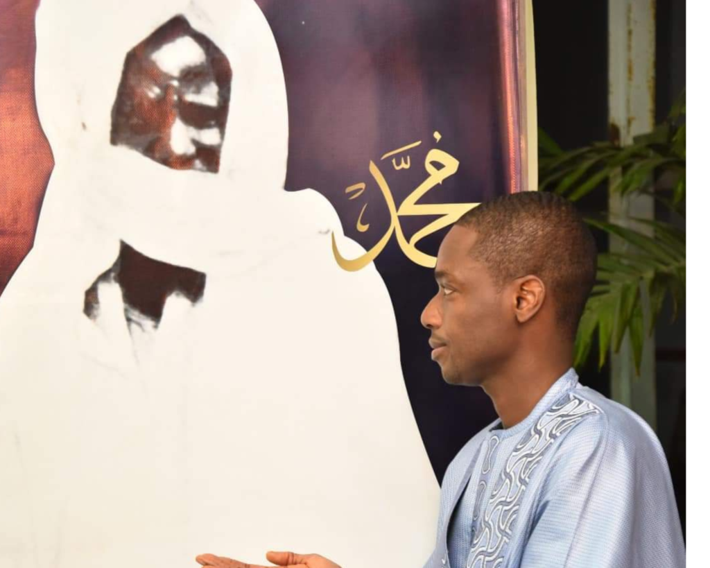 La photo de Birane Ndour à côté de Serigne Touba séduit les Mourides