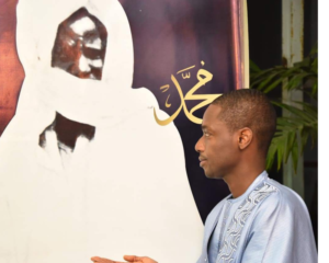 La photo de Birane Ndour à côté de Serigne Touba séduit les Mourides