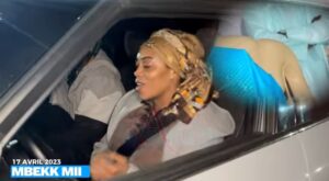 (Vidéo)- 17 avril : A bord de sa voiture, Sokhna Aïda Diallo chante et fait danser ses talibés